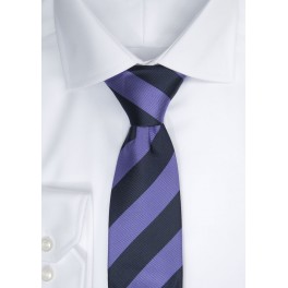 Klassisk og moderne stribet slips - navy/lilla